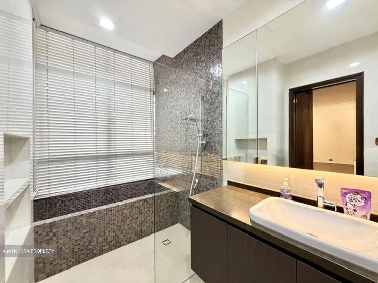 Upper Changi Road (D16), Detached #585662721